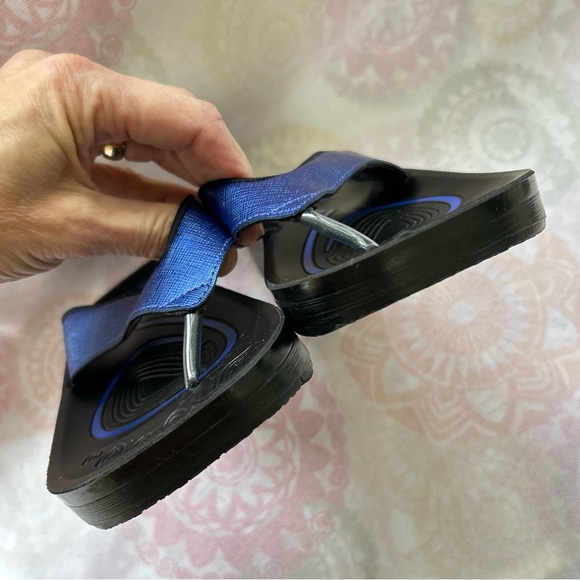 Aerothotic Blue Black Size 8 Flip Flops Matte Gloss Metallic Sandals NEW - Picture 5 of 14